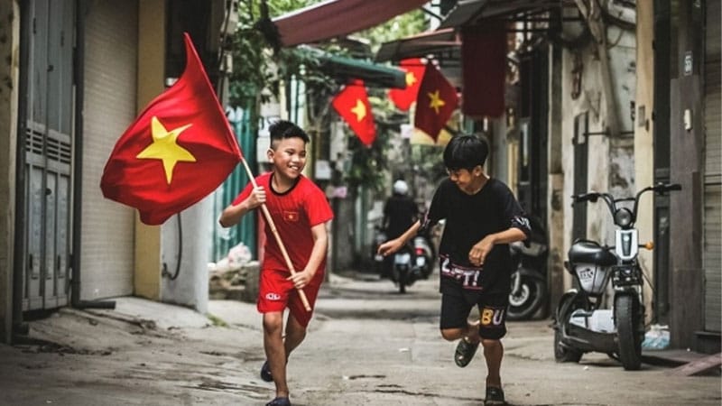Nguồn gốc và Ý nghĩa lá cờ Việt Nam: biểu tượng thiêng liêng Tổ Quốc