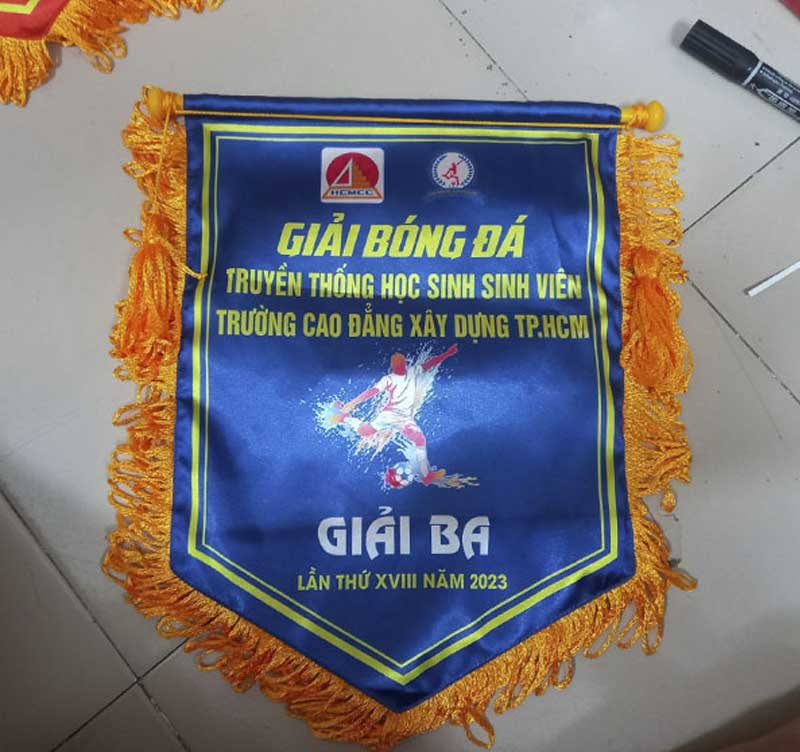 Cờ lưu niệm bóng đá đẹp: mẫu thiết kế và báo giá mới nhất