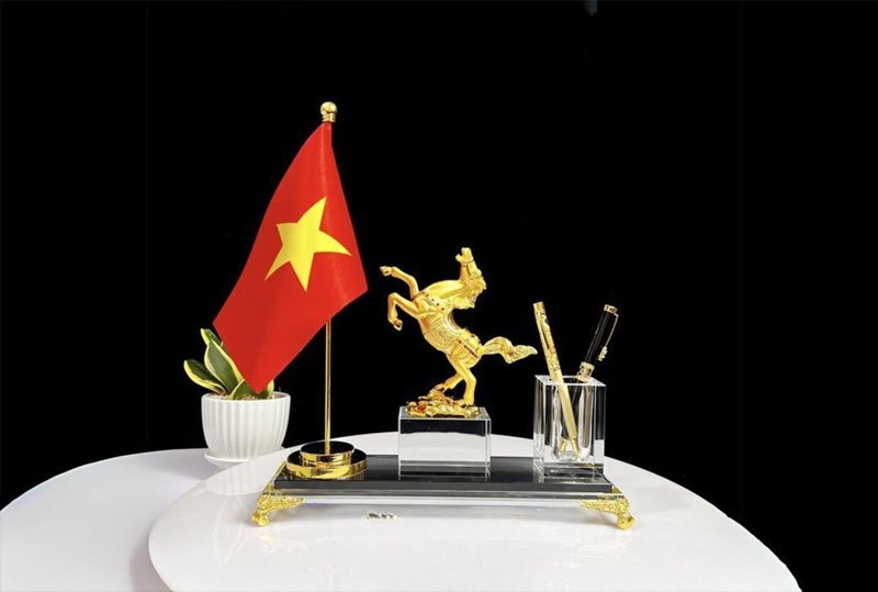 Cột cờ để bàn và đế cờ để bàn: cách chọn đúng loại