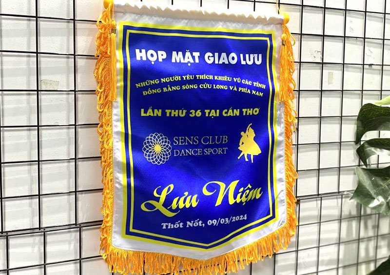 Kích thước cờ lưu niệm chuẩn và cách lựa chọn phù hợp
