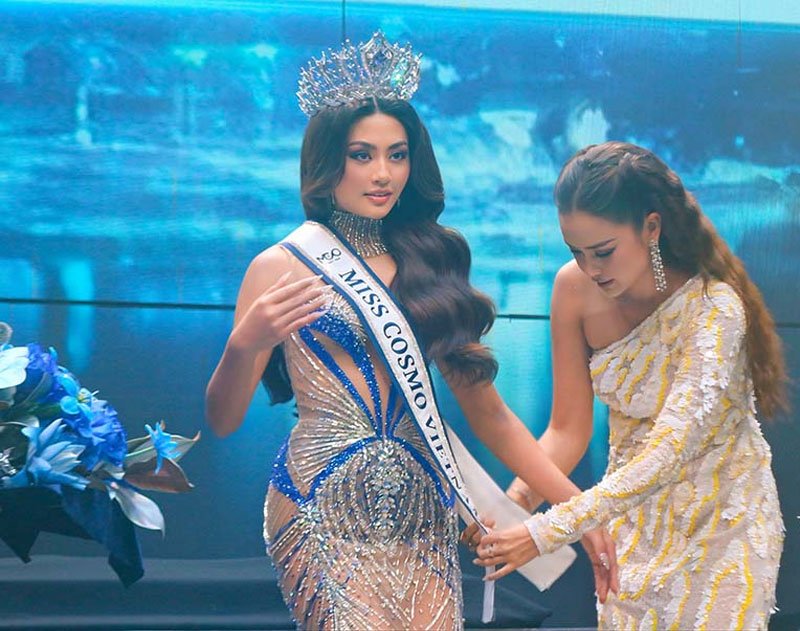 Sash hoa hậu là gì? 10 mẫu băng rôn đeo chéo hoa hậu đẹp